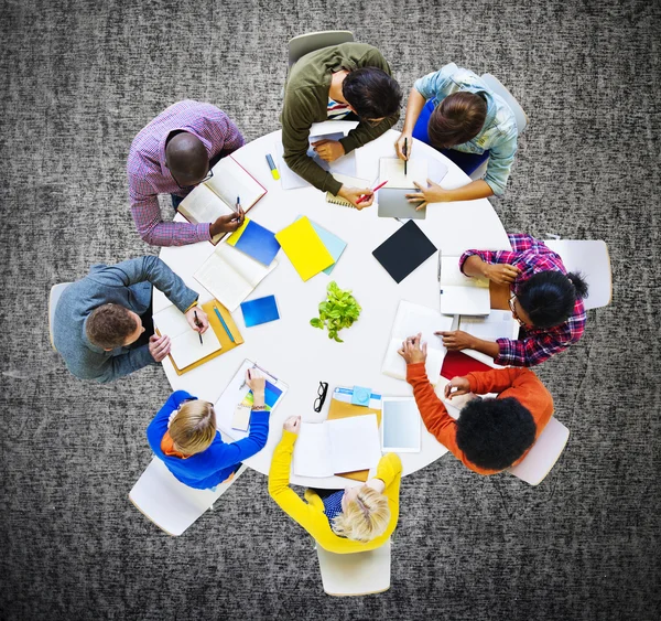 Groep uiteenlopende mensen werken in een team — Stockfoto