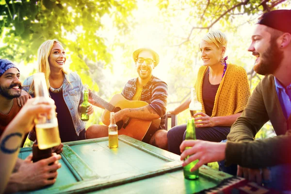 Amis traînant à la fête en plein air — Photo