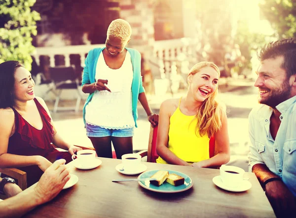 Gruppe von Freunden chillt im Freien — Stockfoto