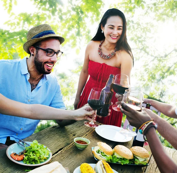 在户外用餐的朋友 — 图库照片