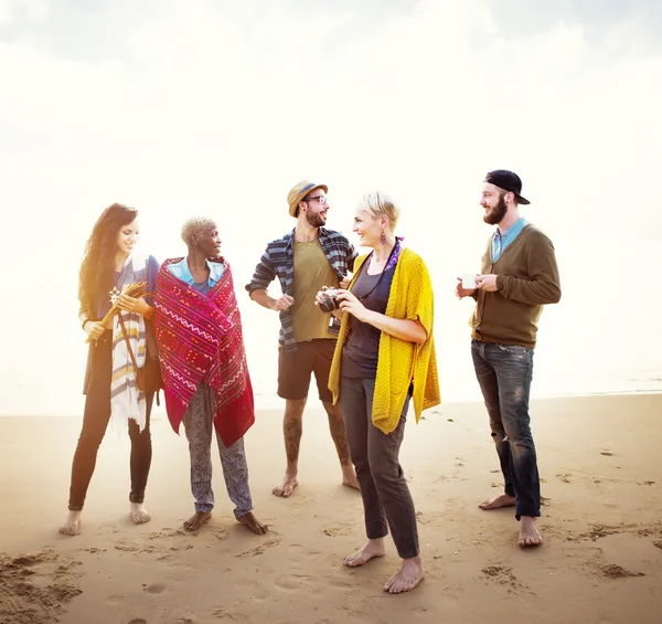 Glückliche Freunde, die Spaß am Strand haben — Stockfoto