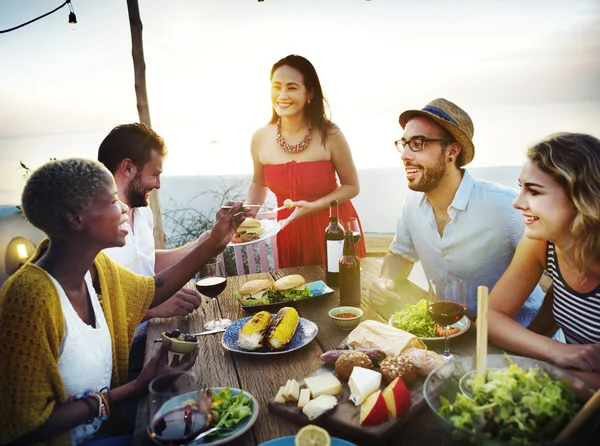 Amici che festeggiano sulla spiaggia — Foto Stock