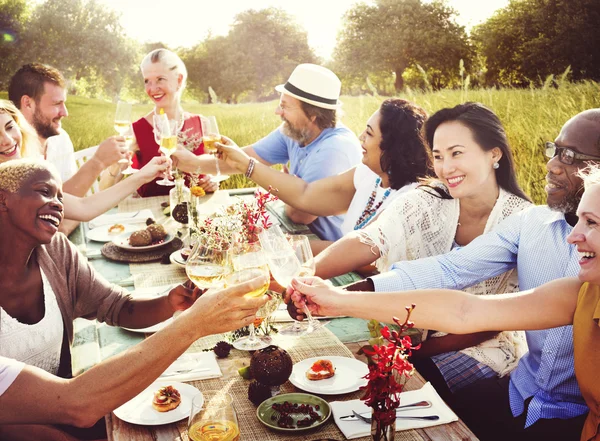 Gruppo di persone su pic-nic — Foto Stock