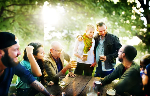 Amis traînant à la fête en plein air — Photo