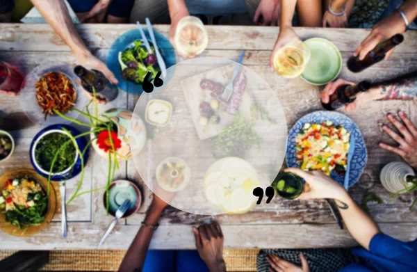 Comida e bebida na mesa — Fotografia de Stock