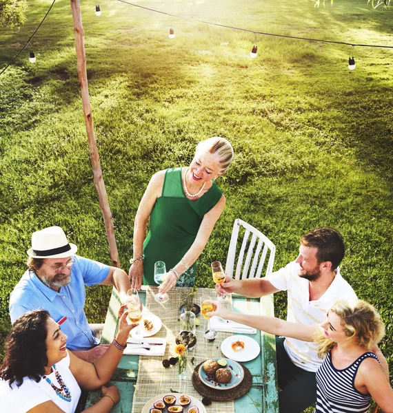 Grupp människor på picknick — Stockfoto