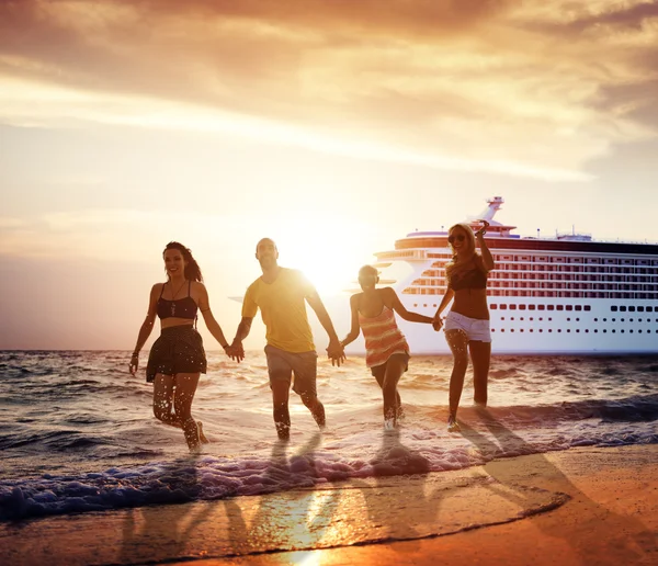 Amici felici divertirsi sulla spiaggia — Foto Stock