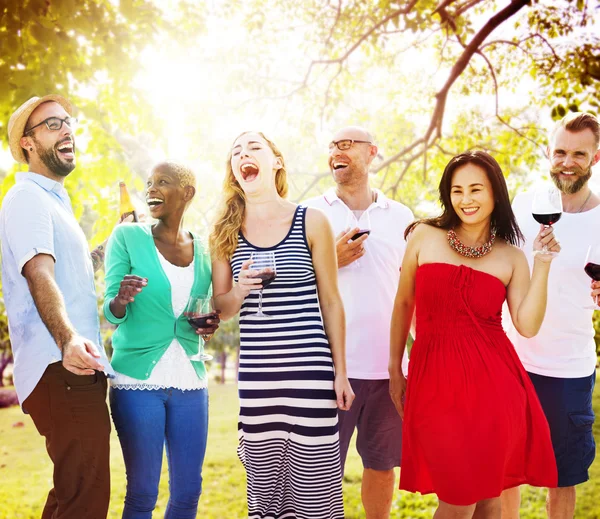 Freunde hängen bei Outdoor-Party ab — Stockfoto