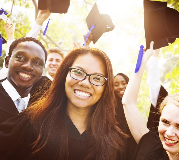 Estudantes celebrando o conceito de graduação — Fotografia de Stock