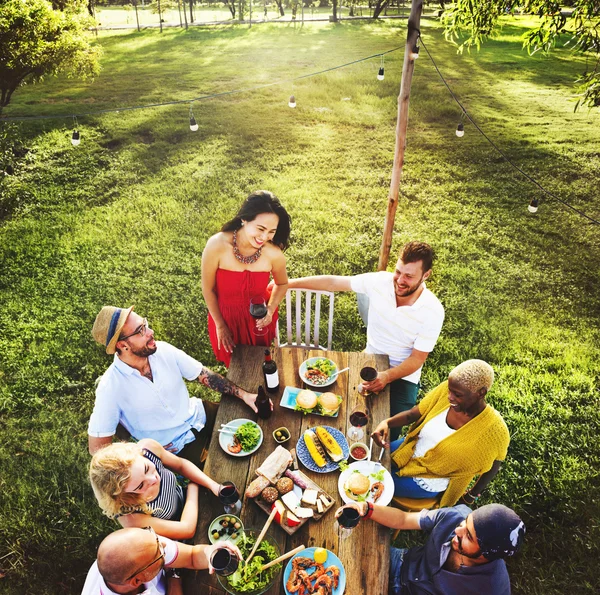 Amis Dîner à l'extérieur — Photo