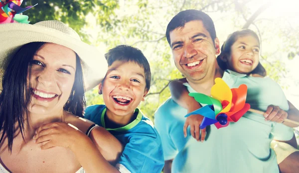 Rodinné štěstí rodiče dovolená — Stock fotografie
