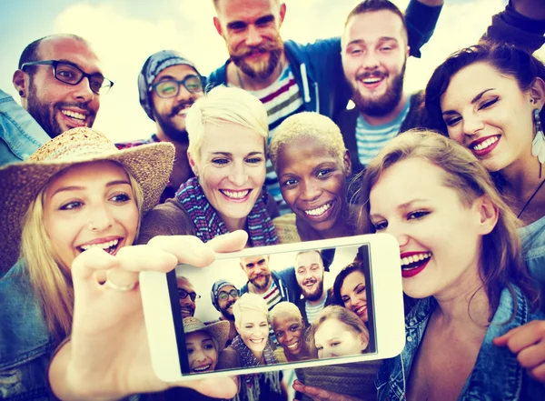 Amigos fazendo Selfie na praia Conceito — Fotografia de Stock