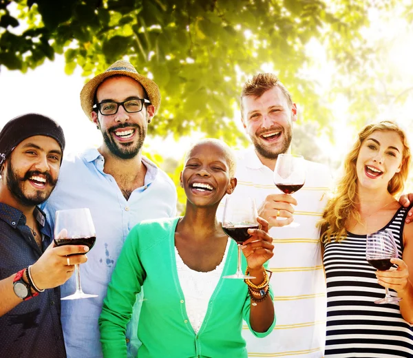 Friends Hanging Out Outdoors — Stock Photo, Image