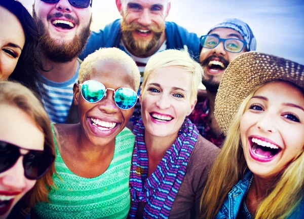 Tonåringar vänner på Beach Party Concept — Stockfoto