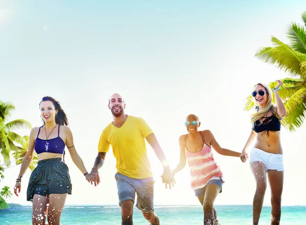 Amigos felizes se divertindo na praia — Fotografia de Stock