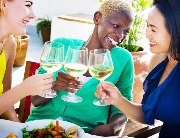 Amigos pasando el rato en la fiesta al aire libre — Foto de Stock