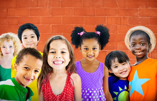 Lindos niños diversos sonriendo — Foto de Stock