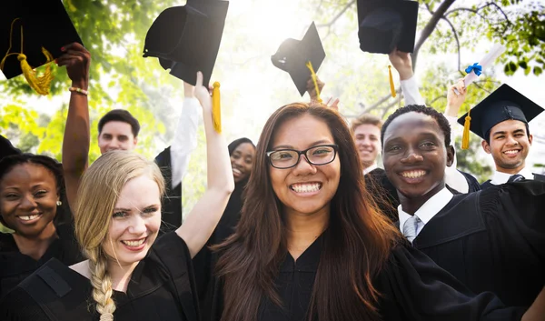 Diversità Studenti che celebrano il concetto di laurea — Foto Stock