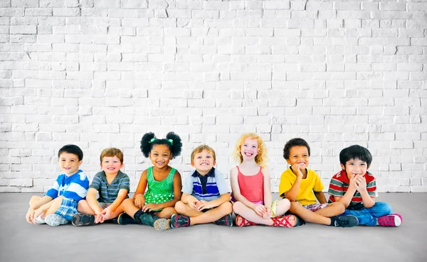 Kinder sitzen zusammen — Stockfoto