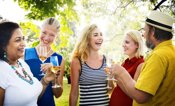 Grupp människor på picknick — Stockfoto