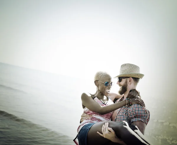 Zoete paar verliefd op het strand — Stockfoto