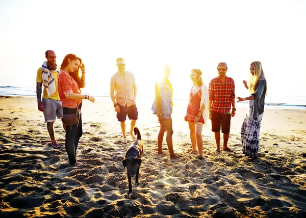Ευτυχισμένοι φίλοι διασκεδάζουν στην παραλία — Φωτογραφία Αρχείου