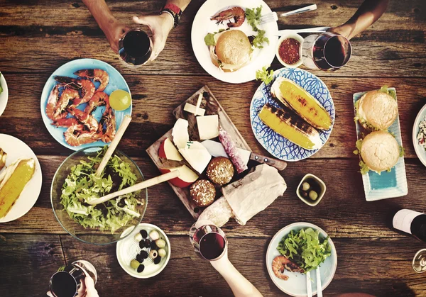 Deliciosa comida en la mesa — Foto de Stock