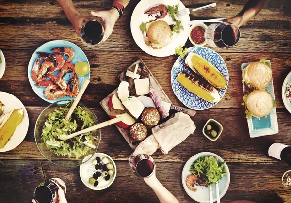 Comida deliciosa na mesa — Fotografia de Stock