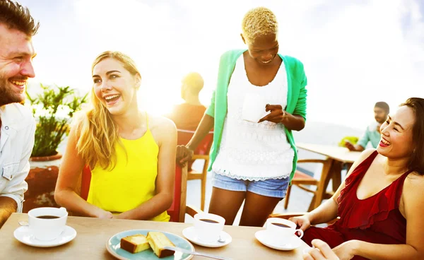 Gruppe von Freunden chillt im Freien — Stockfoto