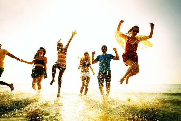 Happy friends having fun on the beach — Stock Photo, Image