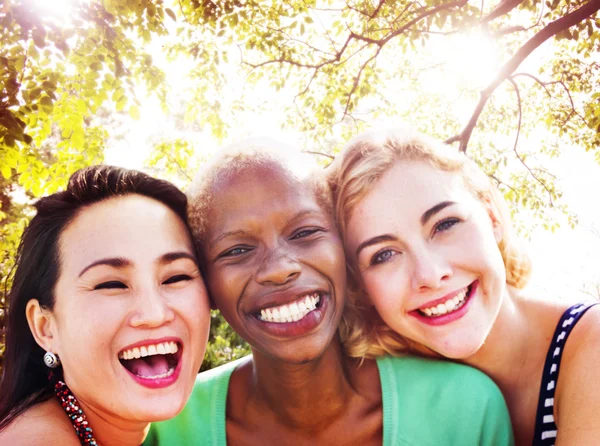 Porträt von Freundinnen im Sommer — Stockfoto