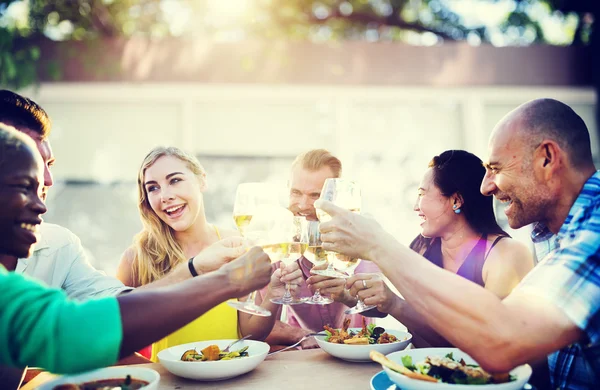 Vrienden opknoping uit bij Outdoors partij — Stockfoto