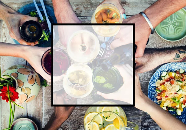 Eet- en drinkgelegenheden op tafel — Stockfoto