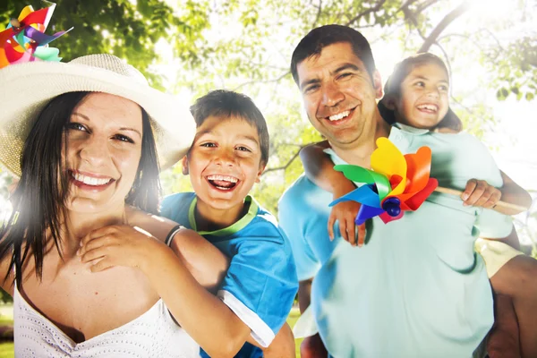Rodinné štěstí rodiče dovolená — Stock fotografie