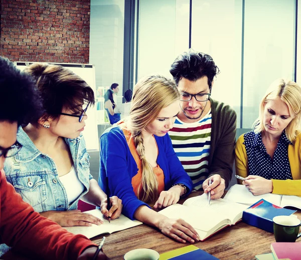 Concepto de lluvia de ideas de personas casuales —  Fotos de Stock