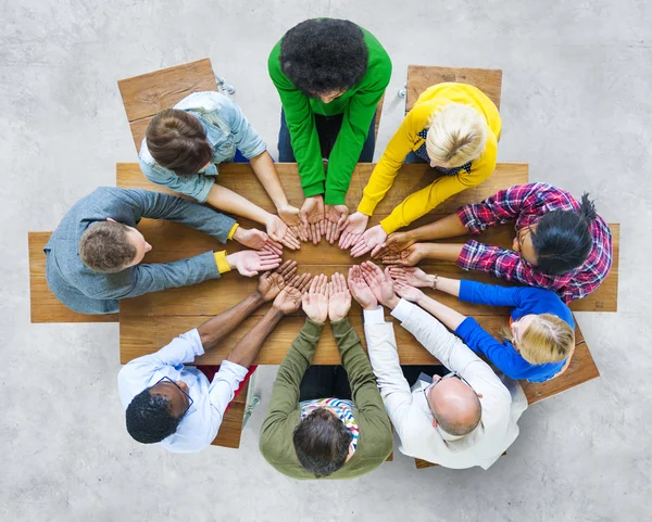 Gruppe unterschiedlicher Menschen mit Handschellen — Stockfoto