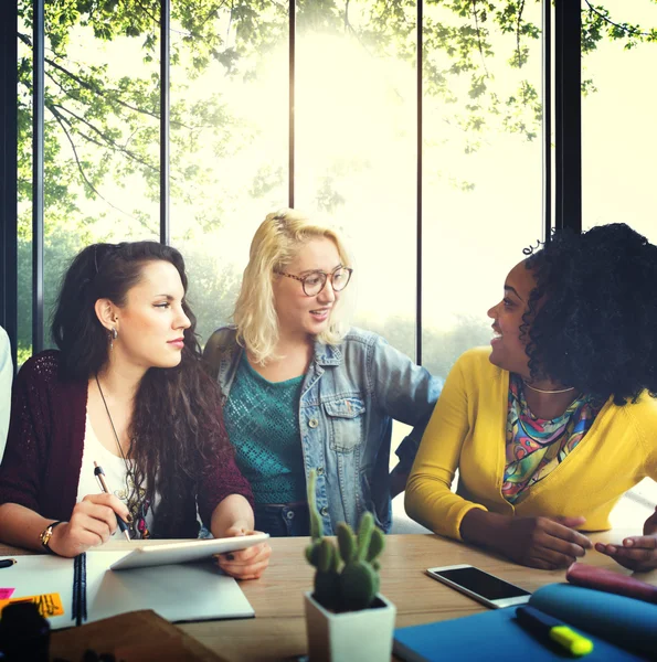 Vrouwelijke ondernemers brainstormen in office — Stockfoto