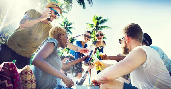 Znajomych do picia piwa na beach party — Zdjęcie stockowe