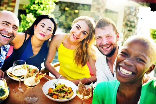 Amigos pasando el rato en la fiesta al aire libre — Foto de Stock