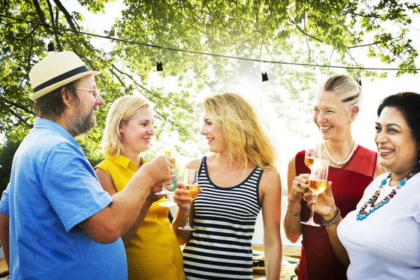 Skupina lidí na piknik — Stock fotografie