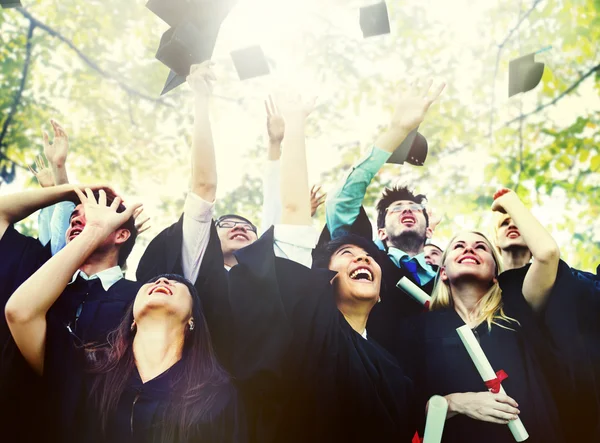 Mångfald studenter firar examen koncept — Stockfoto