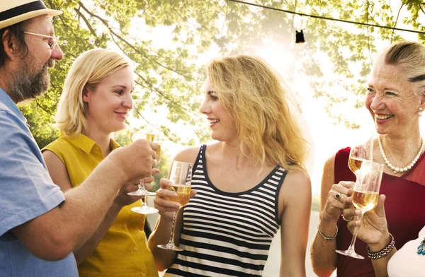 Grupo de personas en el picnic —  Fotos de Stock