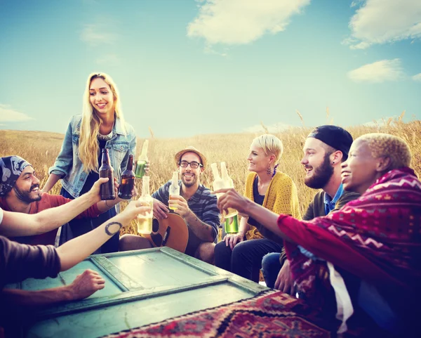 Friends hanging out at outdoors party — Stock Photo, Image