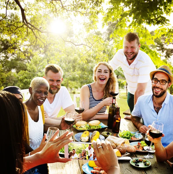 Vänner maten utomhus — Stockfoto