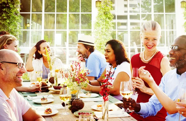 Grupp människor på picknick — Stockfoto