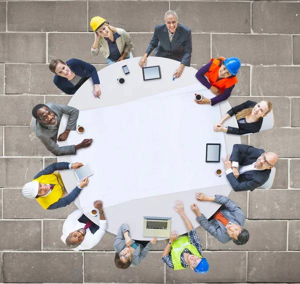 Arquitectos e ingenieros en reunión —  Fotos de Stock