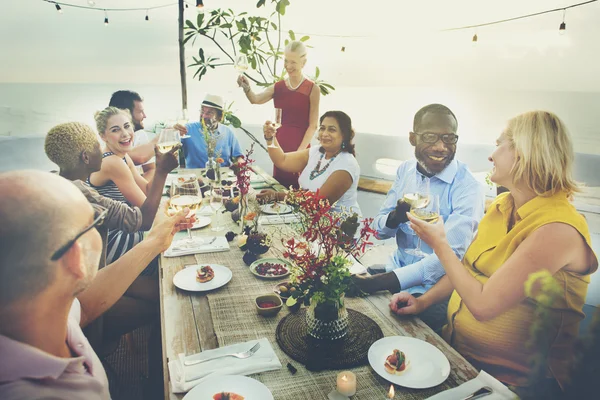 Groep mensen op picknick — Stockfoto