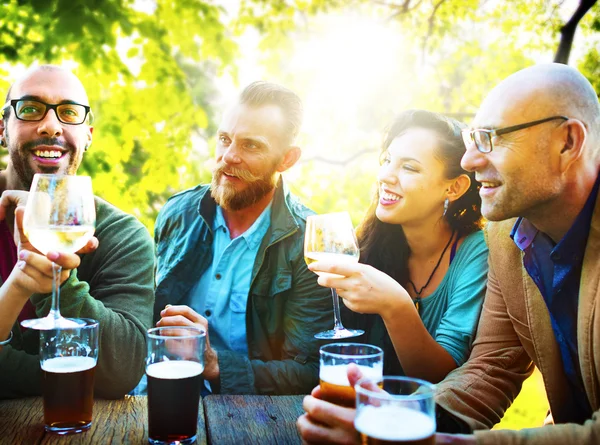 Vrienden opknoping uit bij Outdoors partij — Stockfoto