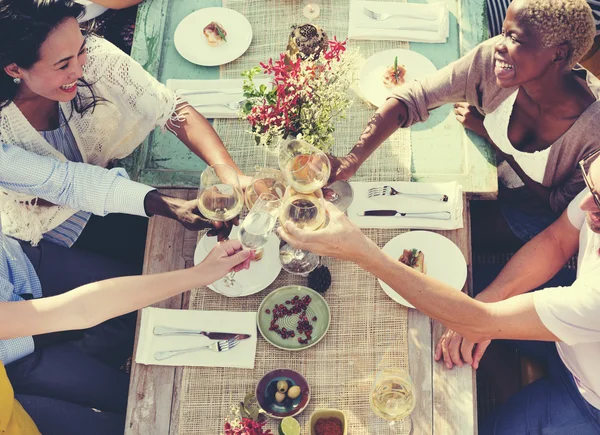 Grupp människor på picknick — Stockfoto