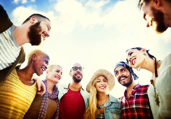 Amigos pasando el rato al aire libre juntos — Foto de Stock